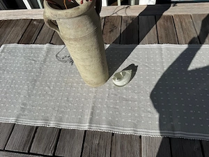 Tischläufer in hellgrau Bild 3