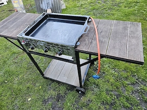 gas grill mit Tisch  Bild 2