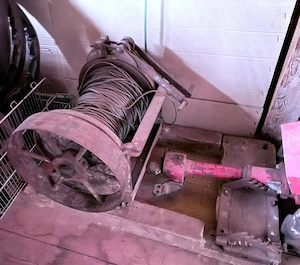 Wellenbock   Seilwinde mit Elektromotor und Lederriemen