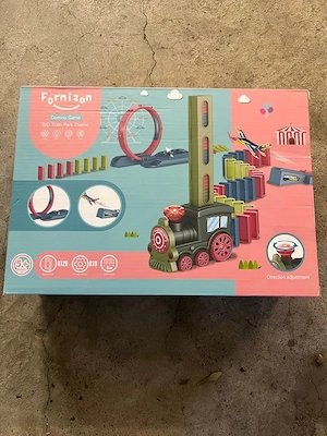 Spiellokomotive mit dominiosteinen