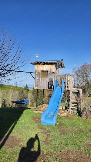 Spielhaus mit Schaukelstangen und Sandkasten Bild 2