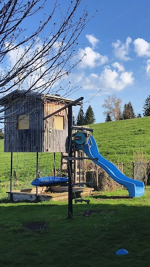Spielhaus mit Schaukelstangen und Sandkasten Bild 3
