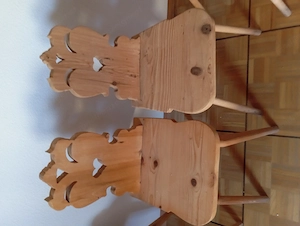 Zwei schöne rustikale Vollholz Stühle 