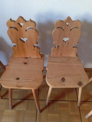 Zwei schöne rustikale Vollholz Stühle 