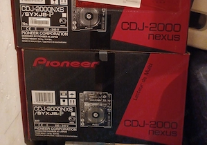 2 x Pioneer DJ CDJ 2000 Nexus