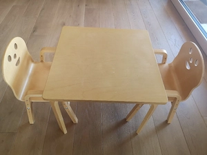 Kindertisch mit Stühlen
