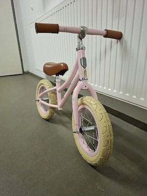 Laufrad mit Helm Bild 3