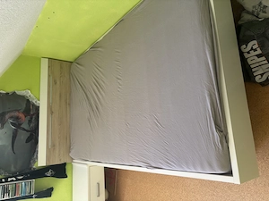 Bett mit nachtkästchen Bild 3