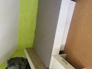 Bett mit nachtkästchen Bild 4