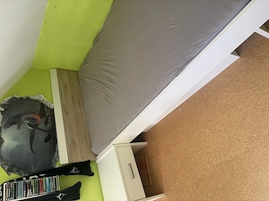 Bett mit nachtkästchen Bild 2