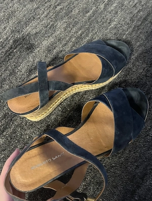 Blaue Keilabsatzsandalen