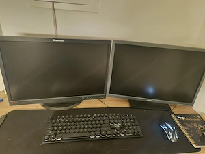 pc mit 2 bildschirme maus und tastatur  Bild 6