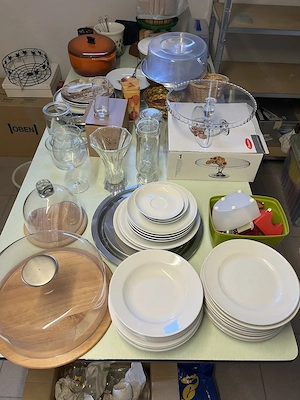 Diverses Geschirr in gutem Zustand