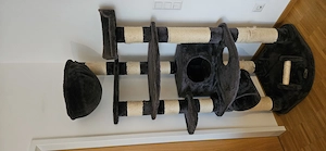 Großer gebrauchter Kratzbaum in gutem Zustand