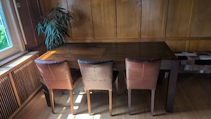 Holztisch Bank und Lederstühle