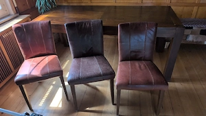 Holztisch Bank und Lederstühle Bild 2