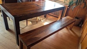 Holztisch Bank und Lederstühle Bild 3