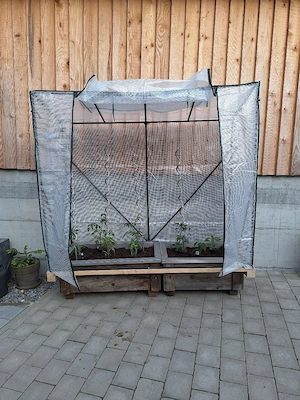 Hochbeete mit Folienhaus