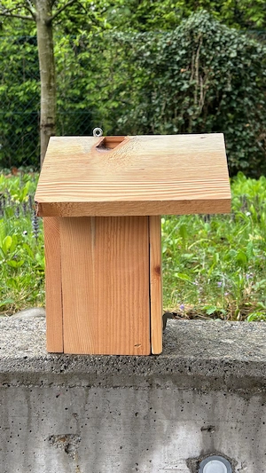 Handgefertigter Nistkasten - naturbelassen