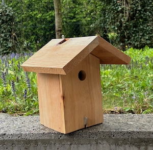 Handgefertigter Nistkasten - naturbelassen Bild 3