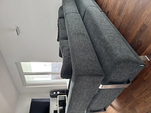 Dunkelgraue Couch Bild 3