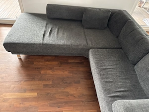 Dunkelgraue Couch Bild 2