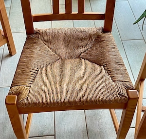 Vier Holzstühle mit Weidengeflecht  Bild 2