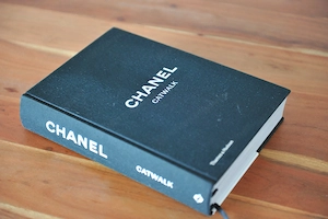 CHANEL Catwalk Original Coffe Table Book Bild 2