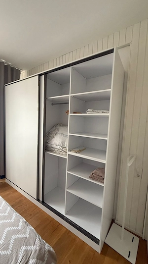 Kleiderschrank mit Schiebetüre weiss