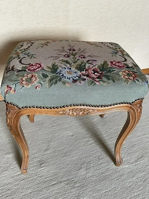 Hocker mit schönem Holzgestell und gestickter Sitzfläche