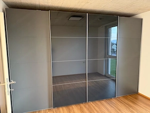 Kleiderschrank mit Schwebetür