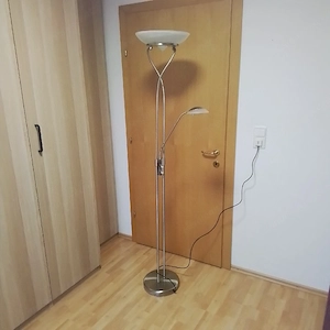 Stehlampe mit Leselicht. Bild 2