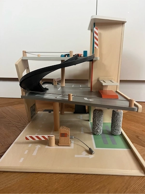 Spielzeuggarage Bild 2