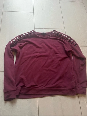 Bordeauxroter Pullover mit Cut-Out Schultern   Größe M