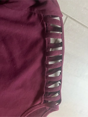 Bordeauxroter Pullover mit Cut-Out Schultern   Größe M Bild 3