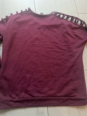 Bordeauxroter Pullover mit Cut-Out Schultern   Größe M Bild 4