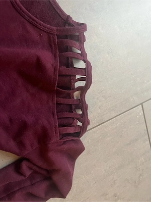 Bordeauxroter Pullover mit Cut-Out Schultern   Größe M Bild 2