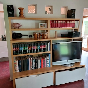 Schöne, praktische Wohnwand in Birke zu verschenken 