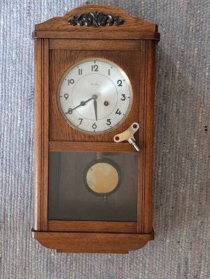 Antike Pendeluhr in gutem Zustand - funktionstüchtig mit Schlüssel Bild 2