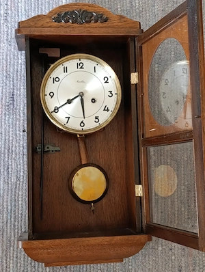 Antike Pendeluhr in gutem Zustand - funktionstüchtig mit Schlüssel Bild 4