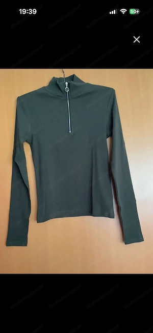 Hochgeschlossenes Olivgrünes Langarmshirt mit kleinem Reißverschluss