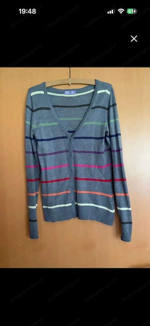 Graue Strickjacke mit bunten Streifen