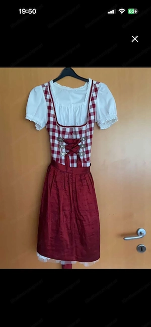 Rotes Dirndl mit Bluse