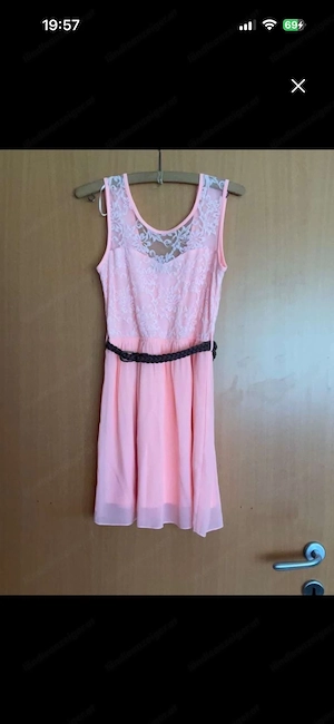 Lachsfarbenes Kleid mit braunem Gürtel