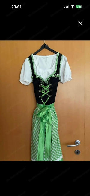 Grünes Dirndl mit Bluse