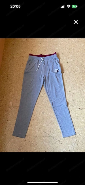 Graue Joggingshose mit weinrotem Bund