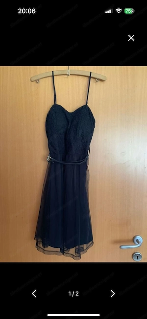 Kleines schwarzes Abendkleid mit Blümchenapplikationen und schwarz-glitzernden Gürtel