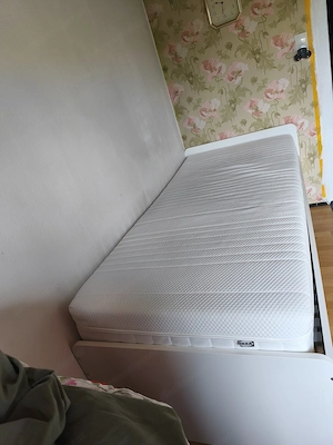 Weisses Bett mit Matratze  Bild 2