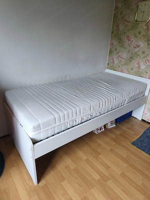 Weisses Bett mit Matratze  Bild 3