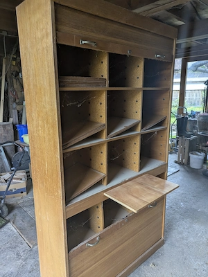 Alter Büroschrank mit Rollladen Bild 2